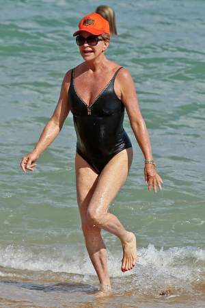 FOTO / Goldie Hawn, în costum de baie la 70 de ani. Detaliul care le-a atras atenţia paparazzilor nu are legătură cu celulita sau pielea flască