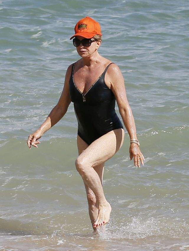 FOTO / Goldie Hawn, în costum de baie la 70 de ani. Detaliul care le-a atras atenţia paparazzilor nu are legătură cu celulita sau pielea flască