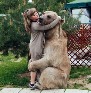 VIDEO / Nebunie curată! O familie din Rusia locuieşte împreună cu un urs uriaş!