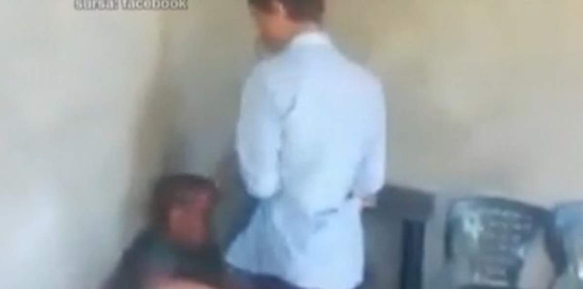 VIDEO REVOLTĂTOR / Un tânăr, parcă turbat de furie, a bătut și a umilit un bătrânel fără pic de milă!
