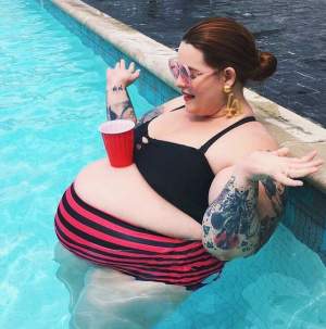 FOTO / Tess Holliday şi-a etalat burta de gravidă în costum de baie! Fotomodelul XXL este extrem de mândru de formele lui