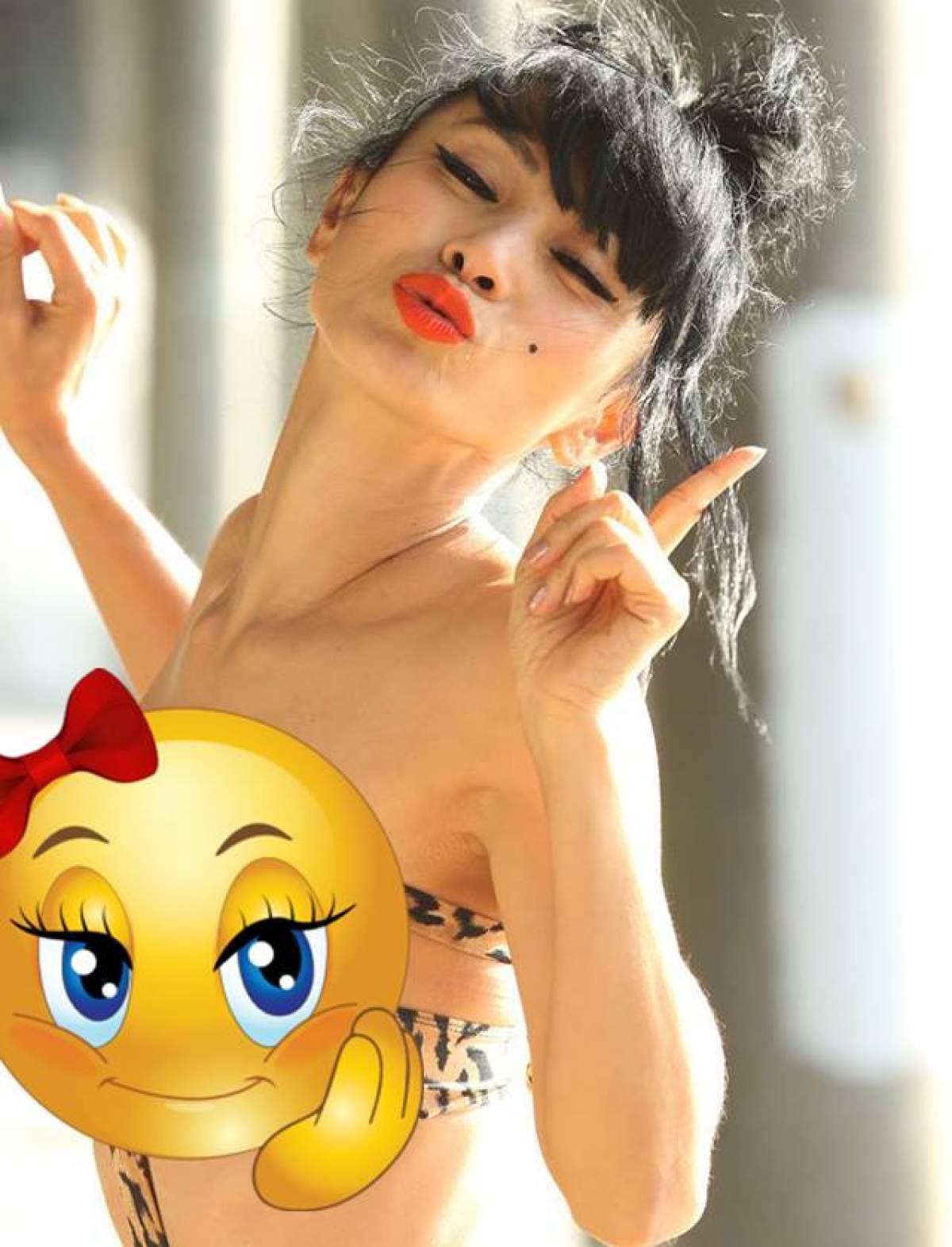 FOTO / Costumul de baie i-a dat de furcă, dar ei nu i-a păsat! Bai Ling a ţopăit ca o căpriţă la şedinţa foto, fără să ia în seamă că sânii îi ţâşneau pe afară