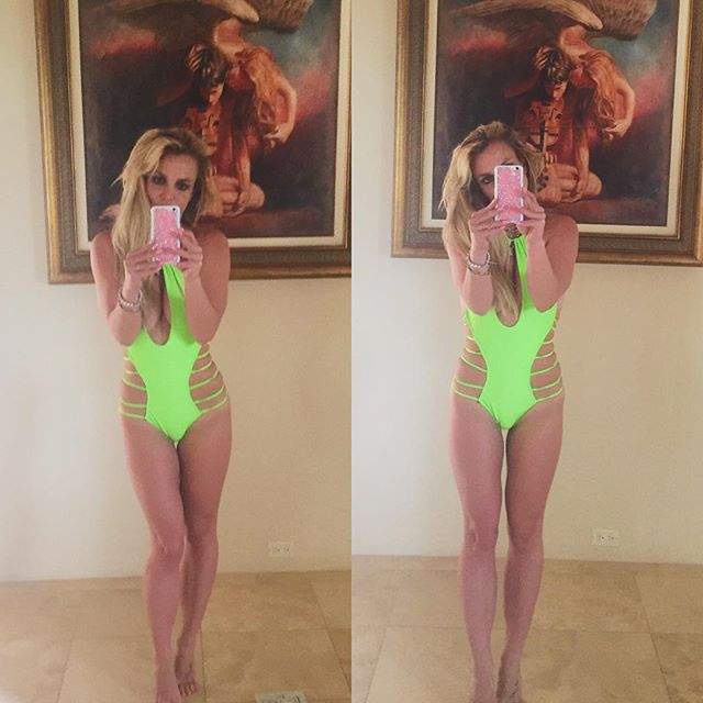 FOTO / Britney Spears, mai sexy ca niciodată! A pozat într-un costum de baie minuscul, iar fanii au fost în extaz: "Eşti atât de HOT!"