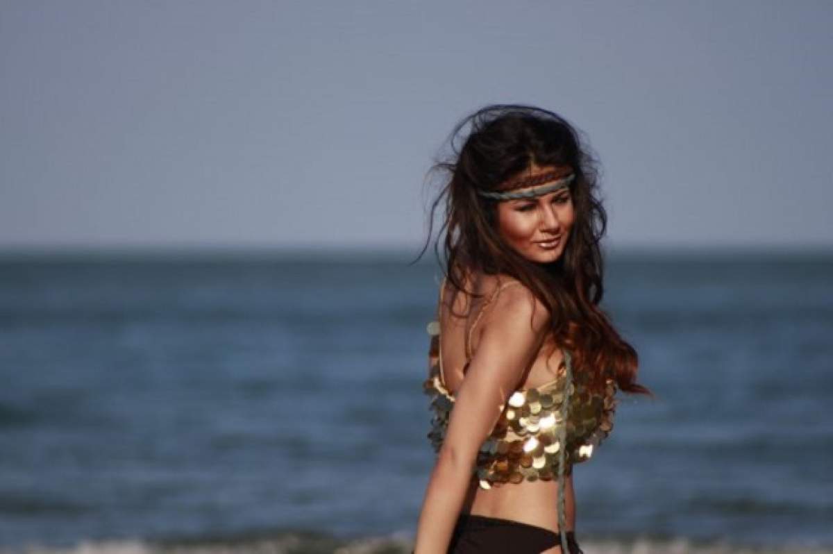 FOTO / A uitat de inhibiţii şi a renunţat la haine! Francesca de la "Insula Iubirii" a pozat topless pe plaja din Thailanda