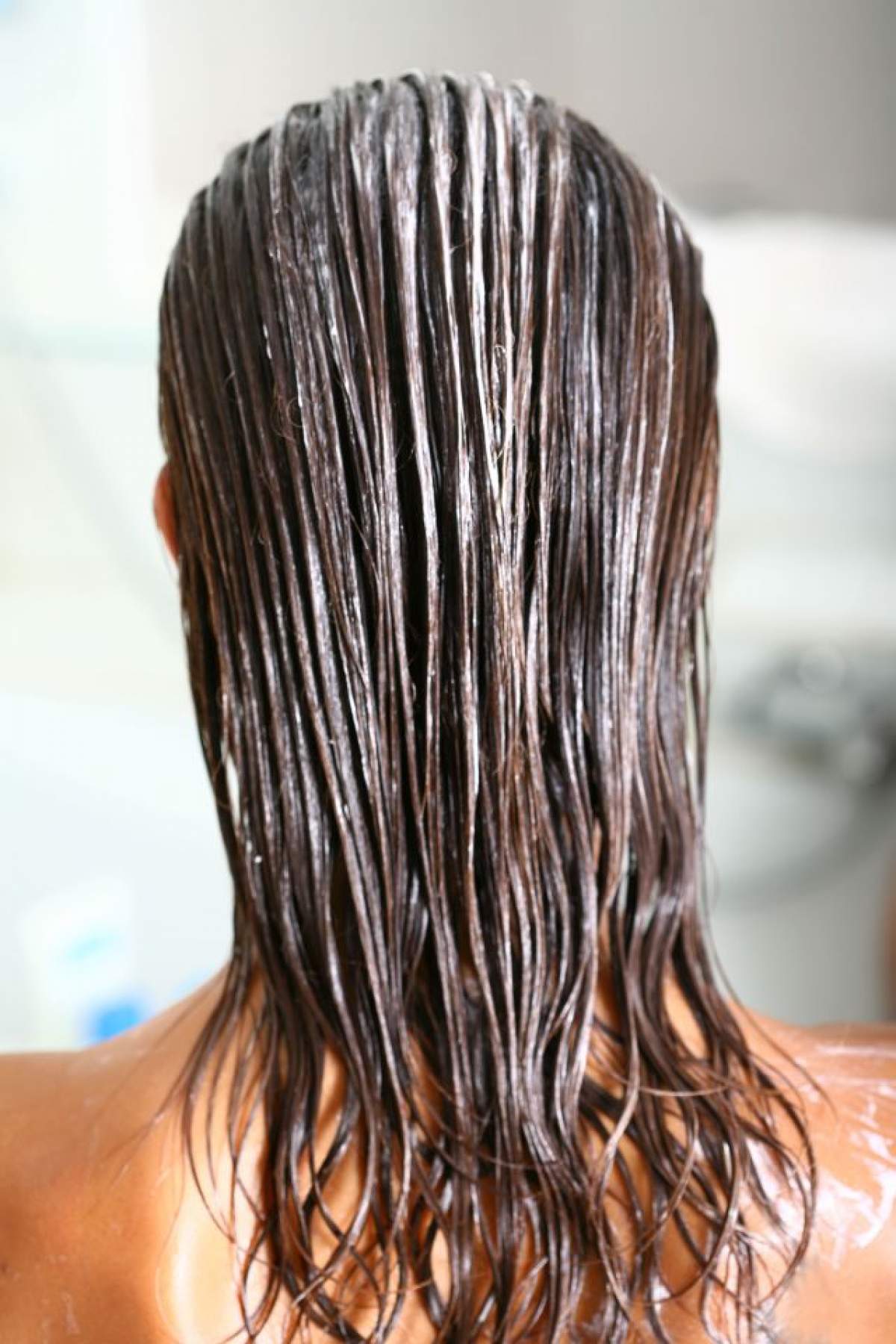 ÎNTREBAREA ZILEI - MIERCURI: Cum poți îndepărta petele de vopsea de păr de pe piele? Încearcă aceste trucuri care chiar funcționează