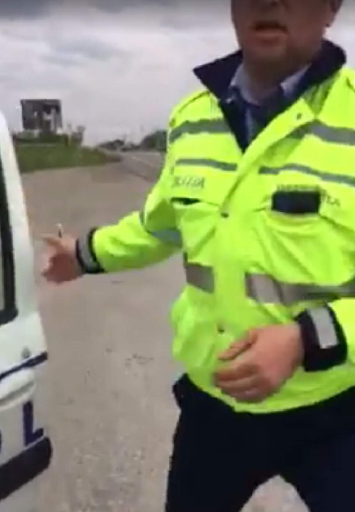 VIDEO / Video scandalos cu un agent de circulaţie! A tâlhărit un şofer, la drumul mare