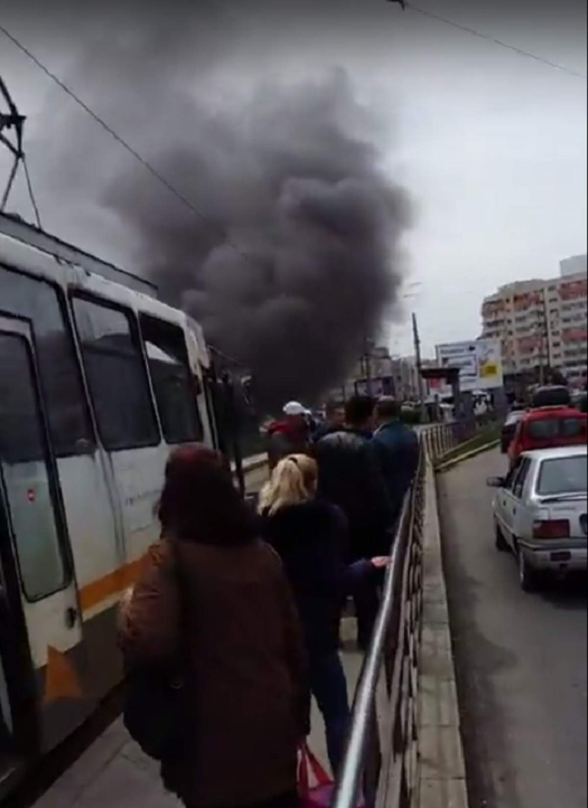 VIDEO / Gest disperat făcut de un taximetrist! A primit amendă de 4.000 de lei după ce a fost prins fără acte valabile şi şi-a incendiat maşina