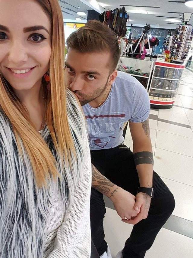 FOTO / Se pregătesc de plecare? Alexandra şi Florin de la "Mireasă pentru fiul meu" şi-au făcut un selfie, dar un detaliu le-a dat de gol planurile