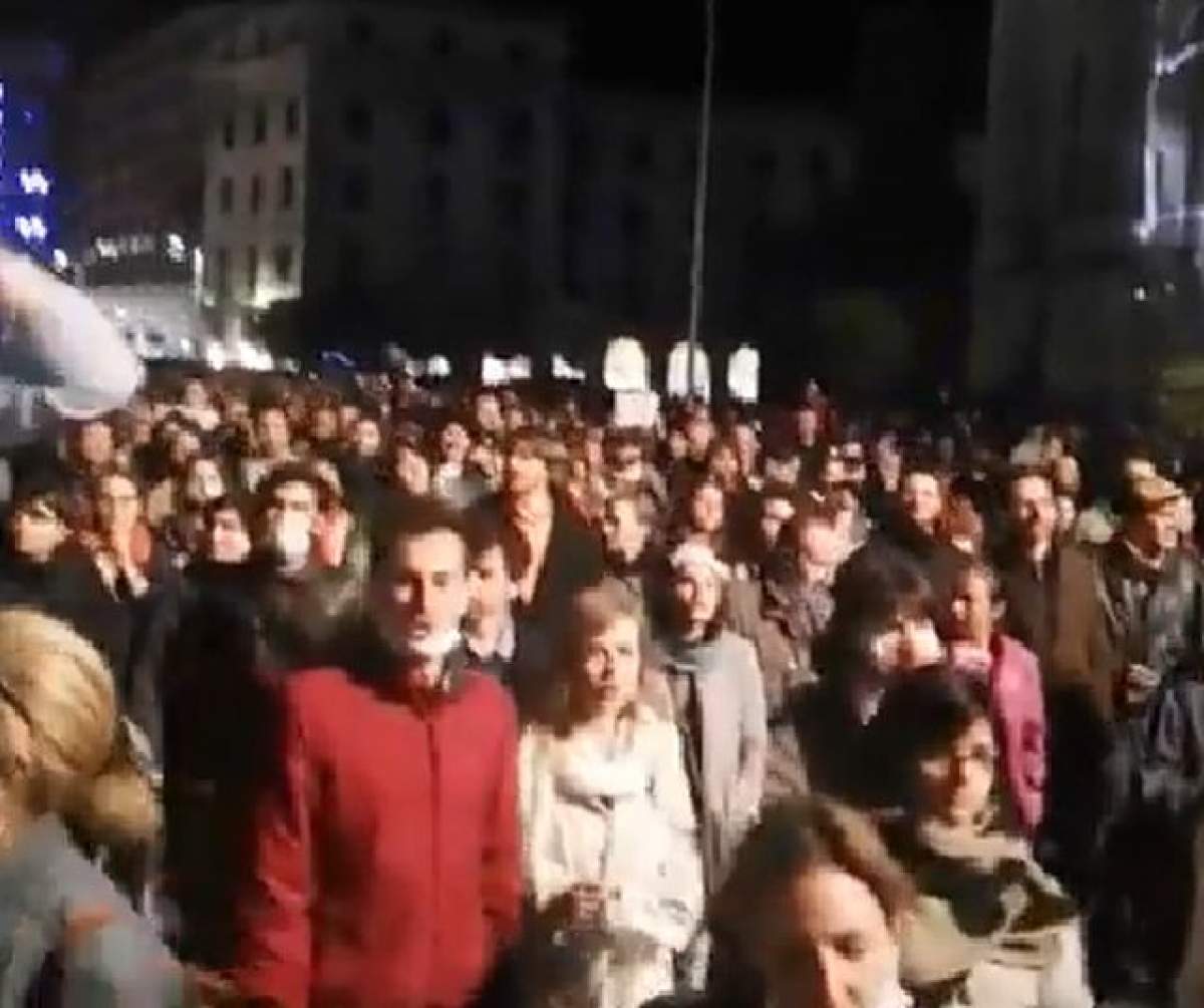 Noi proteste în Piaţa Universităţii! Peste 200 de manifestanţi s-au strâns deja şi pichetează faţă de problemele din sistemul medical