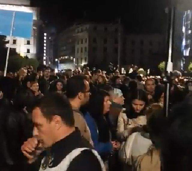 Noi proteste în Piaţa Universităţii! Peste 200 de manifestanţi s-au strâns deja şi pichetează faţă de problemele din sistemul medical