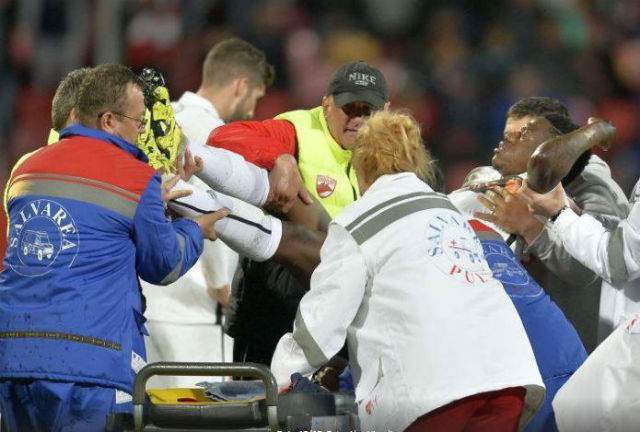 Patrick Ekeng, fotbalistul echipei Dinamo Bucureşti, s-a stins din viaţă după ce s-a prăbuşit pe teren