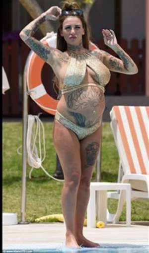 VIDEO / Şi-a etalat burta de gravidă şi plină de tatuaje în costum de baie, după ce s-a despărţit de iubit! O vedetă a făcut senzaţie la piscină