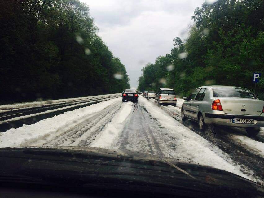 FOTO / Străzile din Prahova au fost acoperite de un strat gros de grindină! Imagini ŞOCANTE