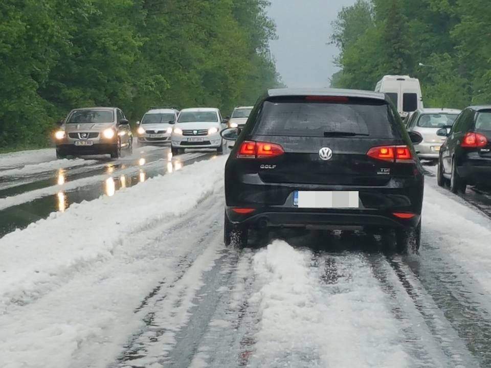 FOTO / Străzile din Prahova au fost acoperite de un strat gros de grindină! Imagini ŞOCANTE