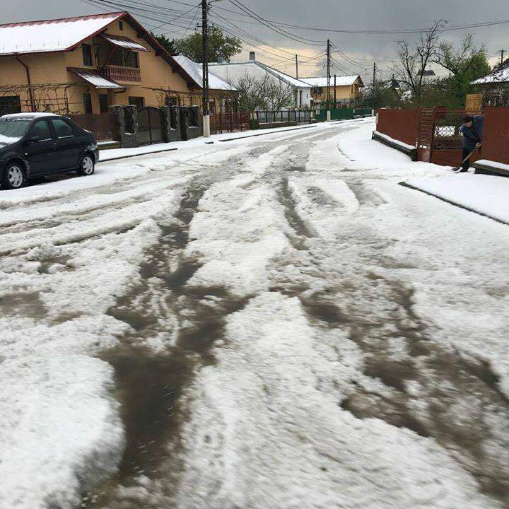 FOTO / Străzile din Prahova au fost acoperite de un strat gros de grindină! Imagini ŞOCANTE