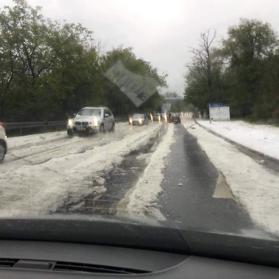 FOTO / Străzile din Prahova au fost acoperite de un strat gros de grindină! Imagini ŞOCANTE