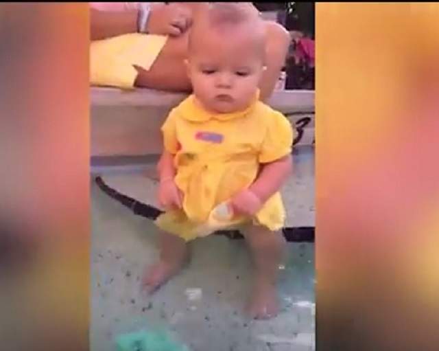 VIDEO / Filmuleţul care a împărţit internetul în două! O fetiţă de câteva luni lăsată să se chinuie să înoate. Mama a momit-o ca pe un căţel