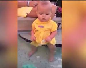 VIDEO / Filmuleţul care a împărţit internetul în două! O fetiţă de câteva luni lăsată să se chinuie să înoate. Mama a momit-o ca pe un căţel