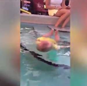 VIDEO / Filmuleţul care a împărţit internetul în două! O fetiţă de câteva luni lăsată să se chinuie să înoate. Mama a momit-o ca pe un căţel