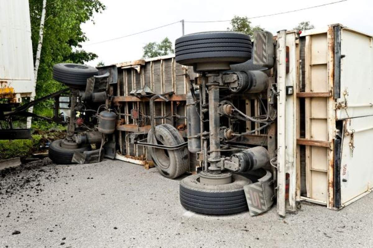 Peste şaptezeci de morţi în Afganistan, după coliziunea dintre două autobuze şi un camion-cisternă