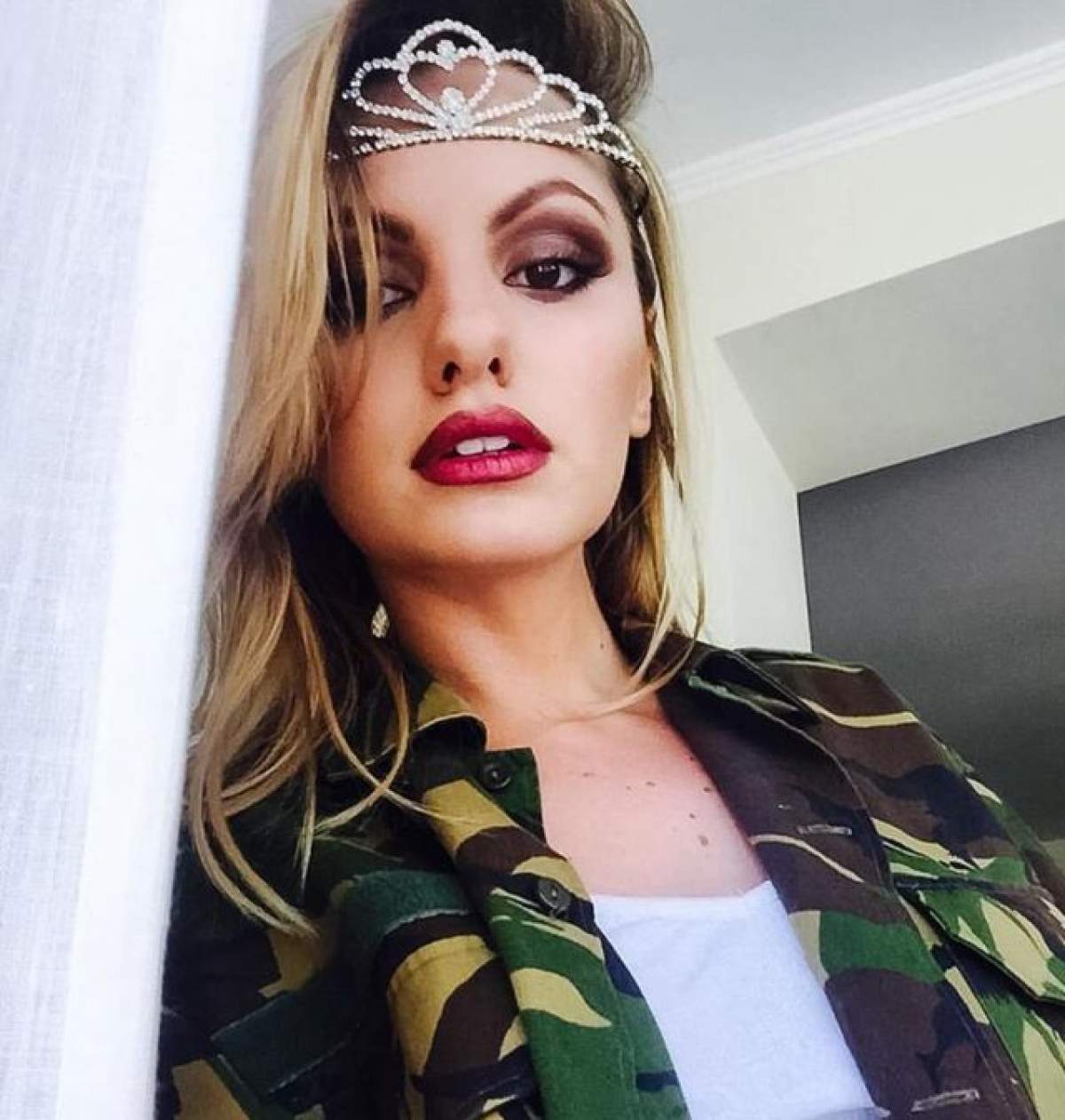 Pe scenă este o adevărată divă, dar iată cum arată Alexandra Stan atunci când nu face nimic! Numai iubitul ei o vede așa