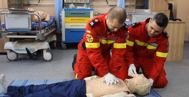 VIDEO / Măsuri de prim ajutor! Asta trebuie să faci în cazul unui stop cardio-respirator