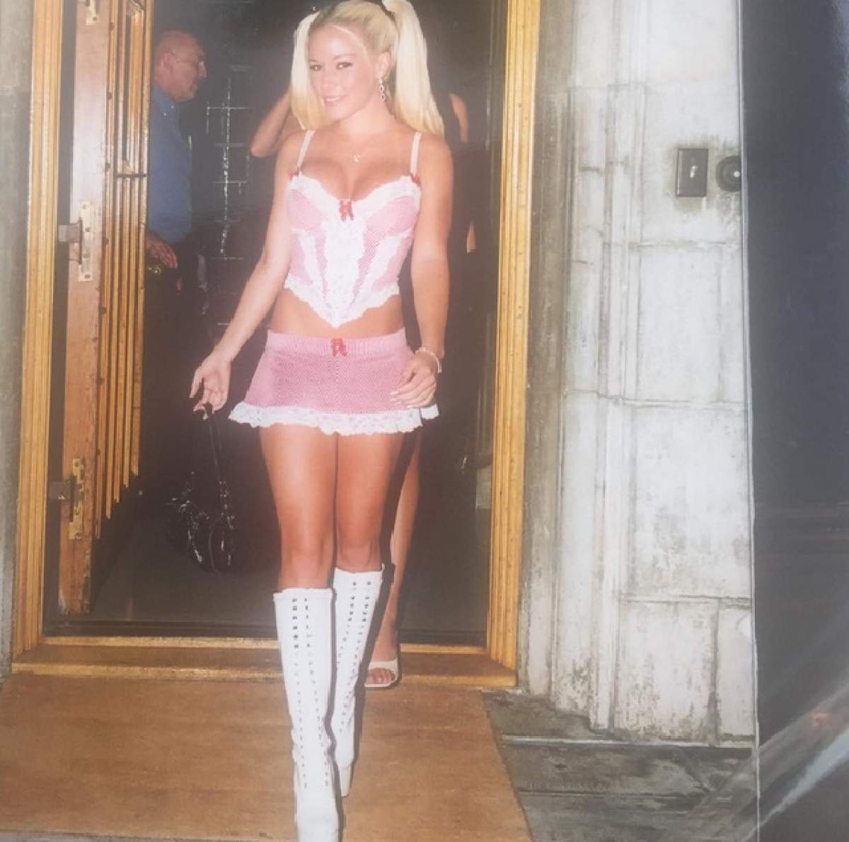 FOTO / Pe vremuri era cel mai dorit "iepuraş" din revistele pentru bărbaţi, iar acum are burta plină de cicatrici! Cum a ajuns Kendra Wilkinson după ce a născut doi copii