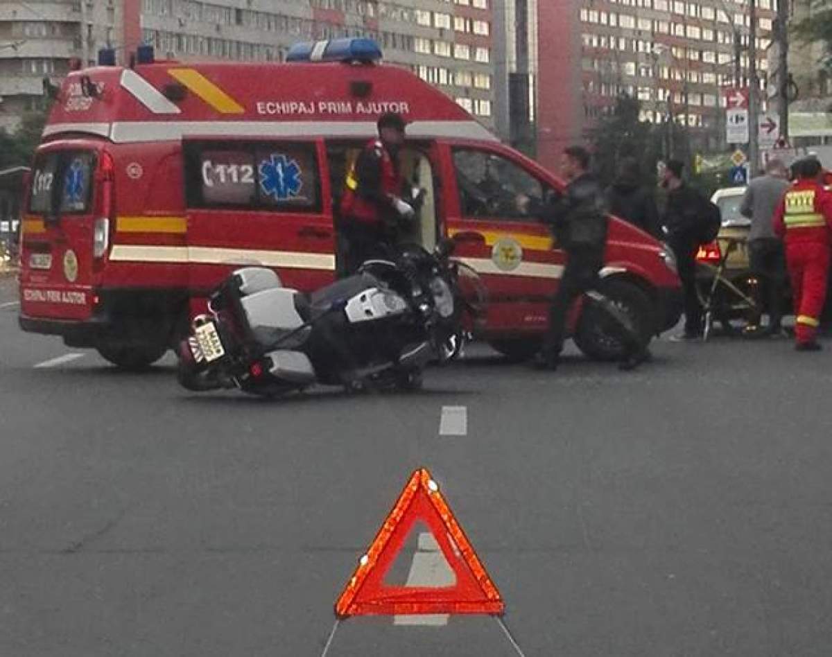 VIDEO / Poliţist pe motocicletă, accidentat grav în centrul Capitalei! SMURD-ul a intervenit la faţa locului