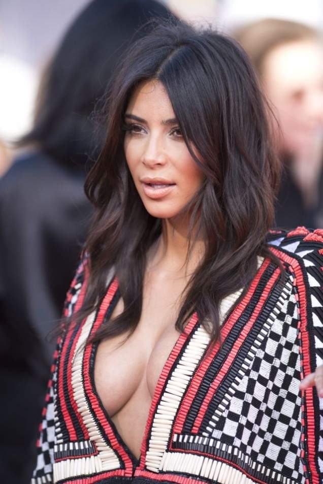 FOTO / Kim Kardashian nu mai e deloc o bombă sexy!  Apariţia vedetei te va lăsa mască! Juri că e "dulap"