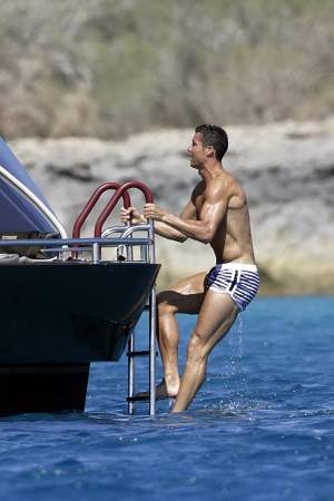 FOTO / Şi-a scos la prăjit "pachetele" de muşchi! Cristiano Ronaldo îşi face de cap în vacanţă, după ce a câştigat Champions League