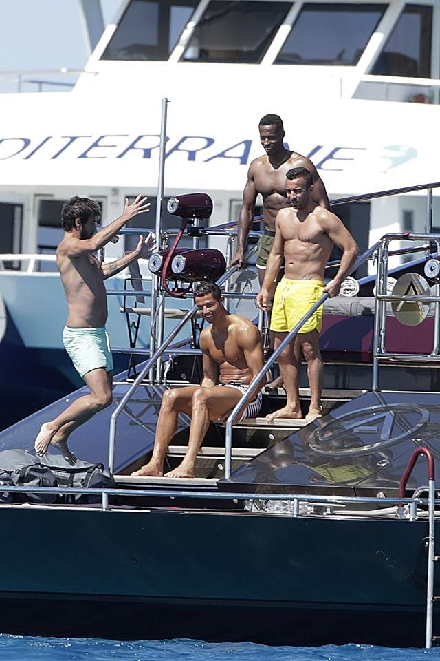 FOTO / Şi-a scos la prăjit "pachetele" de muşchi! Cristiano Ronaldo îşi face de cap în vacanţă, după ce a câştigat Champions League