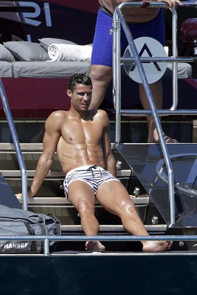 FOTO / Şi-a scos la prăjit "pachetele" de muşchi! Cristiano Ronaldo îşi face de cap în vacanţă, după ce a câştigat Champions League