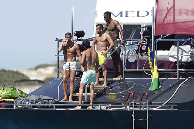 FOTO / Şi-a scos la prăjit "pachetele" de muşchi! Cristiano Ronaldo îşi face de cap în vacanţă, după ce a câştigat Champions League