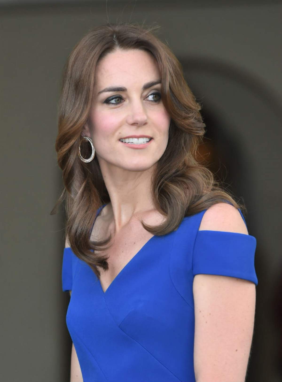 VIDEO & FOTO / Ieri - cu rochia-n cap, azi - strălucitoare! Kate Middleton a atras toate privirile la un bal de caritate! I-a cucerit chiar şi pe cei mai acri critici de modă