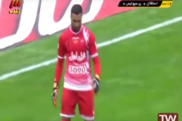 VIDEO & FOTO / Ups! Un fotbalist, suspendat pentru că avea pe pantaloni... Motivul e absurd şi a fost dat de gol de un fan!