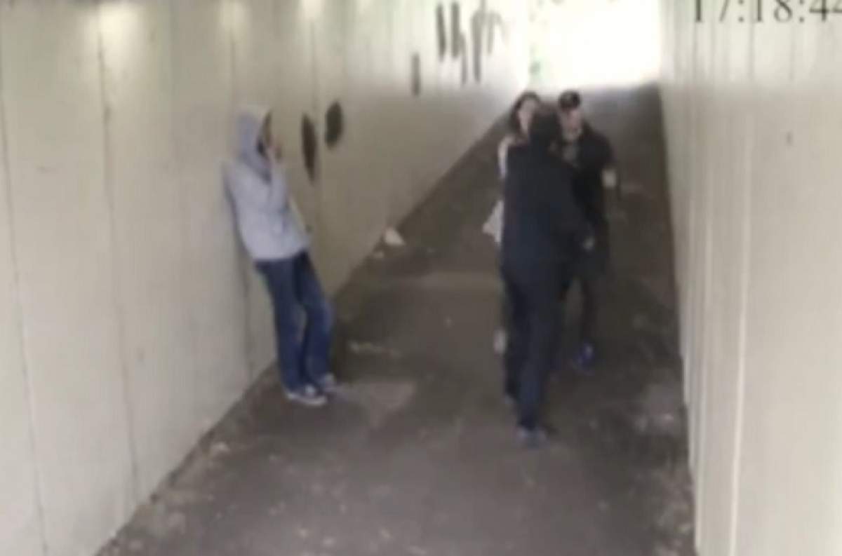 VIDEO / Se plimba cu iubita în momentul în care doi tineri au aruncat o ţigară în părul fetei. Reacţia amorezului, şocantă
