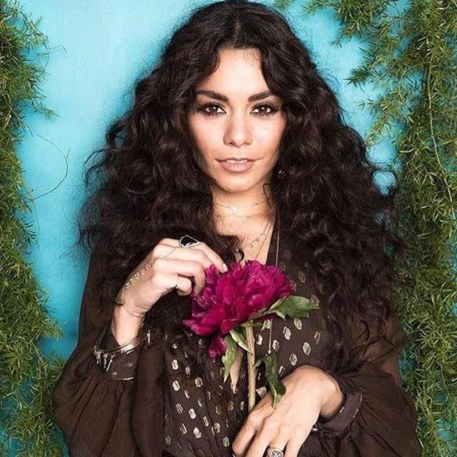 FOTO / Vanessa Hudgens a fost surprinsă fără straturile de fond de ten, rimel și ruj! A încercat să își ascundă fața, dar paparazzii au fost pe fază