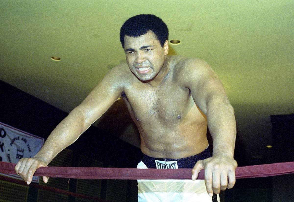 FOTO / Muhammad Ali a fost înmormântat. Mii de oameni l-au condus pe marele boxer pe ultimul drum