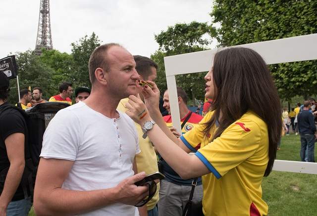 GALERIE FOTO / Avem cele mai tari imagini de la meciul Franţa – România! Fete frumoase, suporteri minunaţi şi fotbalişti de top!