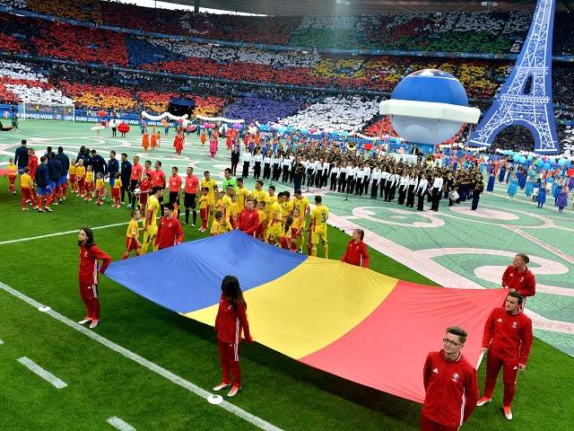 GALERIE FOTO / Avem cele mai tari imagini de la meciul Franţa – România! Fete frumoase, suporteri minunaţi şi fotbalişti de top!