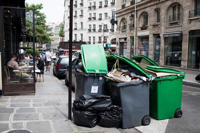 FOTO / România – Elveţia, printre gunoaie! Parisul arată jalnic, înaintea meciului „tricolorilor”