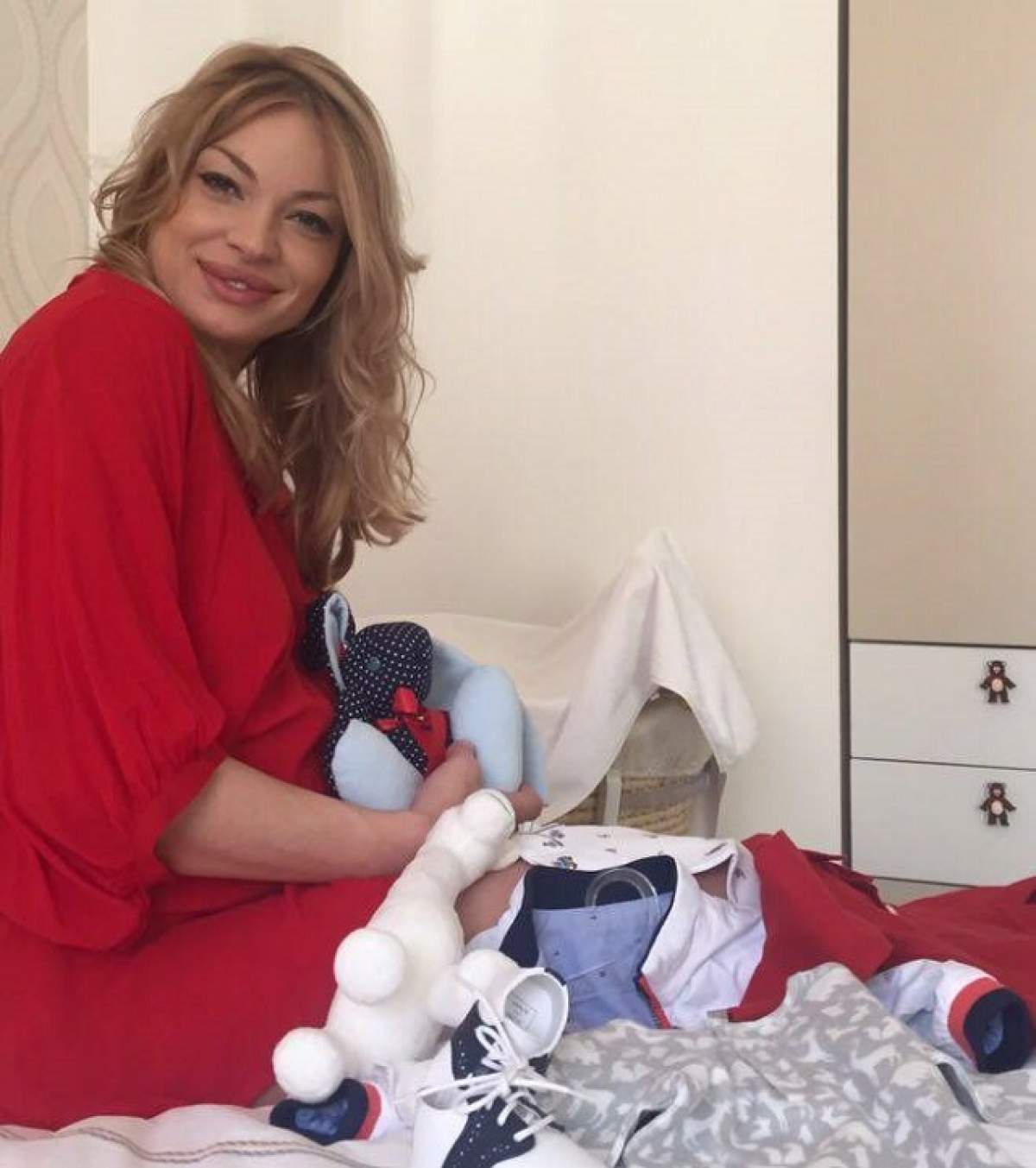 FOTO / Valentina Pelinel, prima imagine după ce a devenit mămică: "Bebeluşul poznaş e acasă!"