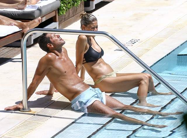 FOTO /  Diego Simeone şi partenera lui însărcinată, surprinşi în ipostaze fierbinţi! Carla Pereira, incredibil de sexy la piscină