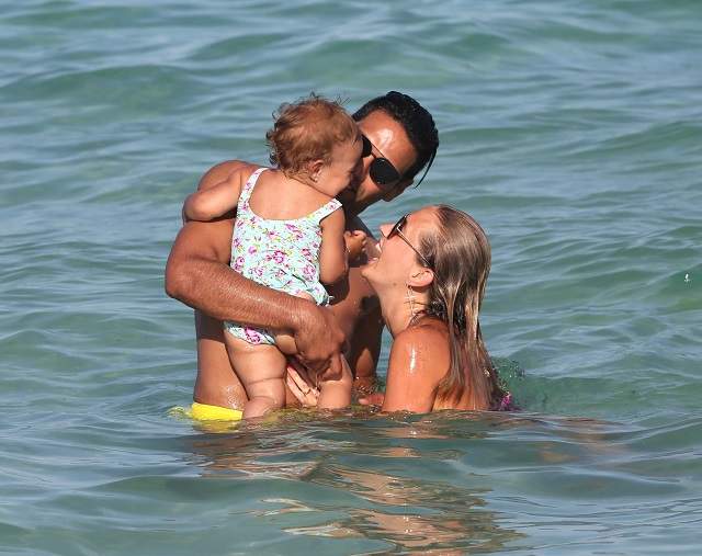 FOTO / După două naşteri, soţia lui Radamel Falcao e HOT! A ieşit pe plajă în bikini minusculi şi toată lumea a admirat-o