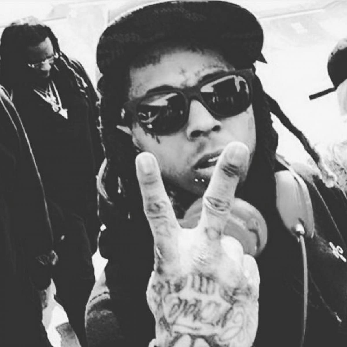 Momente de cumpănă pentru Lil Wayne! Artistul a fost internat de medici, după ce avionul lui a aterizat de urgenţă