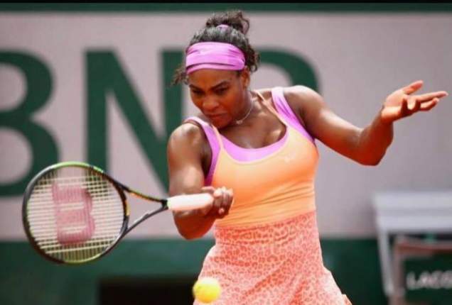 FOTO / A vrut să arate ca poate fi şi feminină! Serena Williams, într-o rochie sclipitoare, cu o crăpătură uriaşă