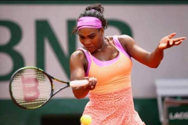 FOTO / A vrut să arate ca poate fi şi feminină! Serena Williams, într-o rochie sclipitoare, cu o crăpătură uriaşă