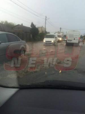 FOTO / Ploile torenţiale fac ravagii în ţară! Străzi inundate la Tuzla şi circulaţie îngreunată