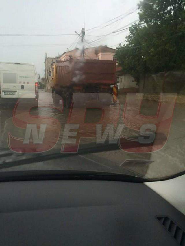 FOTO / Ploile torenţiale fac ravagii în ţară! Străzi inundate la Tuzla şi circulaţie îngreunată