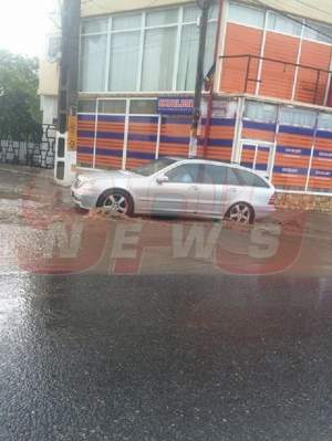 FOTO / Ploile torenţiale fac ravagii în ţară! Străzi inundate la Tuzla şi circulaţie îngreunată